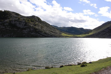 Fototapeta na wymiar Lago Enol. Vista de montañas en la subida de Lagos de Covadonga. Asturias.