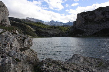 Fototapeta na wymiar Lago Ercinal. Vista de montañas en la subida de Lagos de Covadonga. Asturias