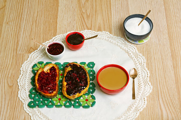 toast with  blackberry and raspberries jam