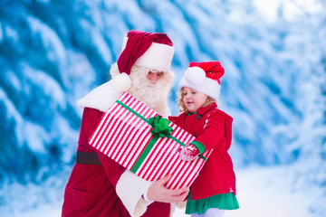 Obraz premium Kids and Santa with Christmas presents