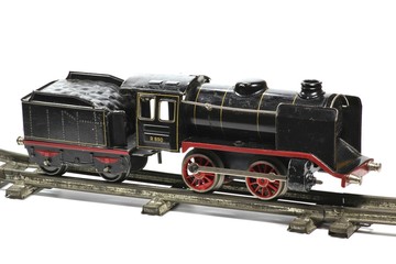 alte Modelleisenbahn der Spur 0 mit Uhrwerkantrieb isoliert auf weißem Hintergrund