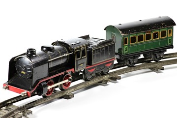 alte Modelleisenbahn der Spur 0 mit Uhrwerkantrieb