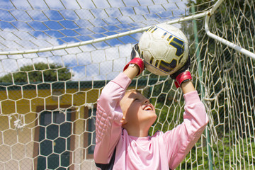 Portiere bambino che para il pallone. Goalkeeper child who saved the ball