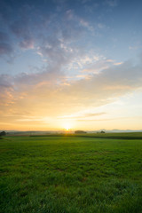 Feld, Mittelgebirge und Sonnenaufgang