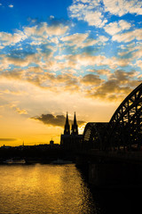 Fototapeta premium Kölner Dom bei Sonnenuntergang
