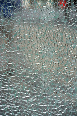 Zerstörtes Verbund-Sicherheitsglas an Telefonzelle – Sicherheitsglas zersplittert – Laminated glass broken