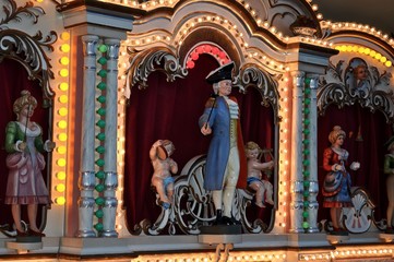 Fototapeta na wymiar Jahrmarktsorgel / beleuchtete Orgel am Jahrmarkt
