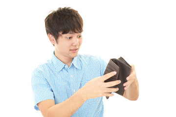 財布を持つ男性