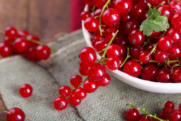 Fresh red currants in bowl on table close up
