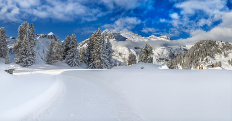 Verschneites Panorame in den Schweizer Alpen