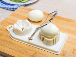 Яйцо на яйцерезке