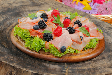 Schinkenplatte, Schinken, Früchte, Himbeeren, Blaubeeren, Brombe