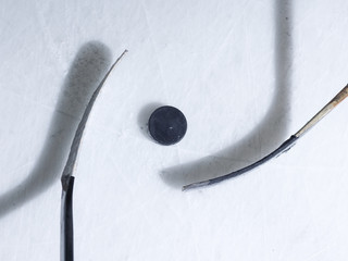 Obraz premium hockey sticsk and puck on ice