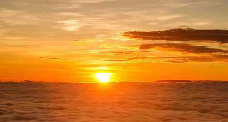 Obraz na płótnie Canvas Dramatic sunrise over valley of fog