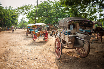 Fototapeta na wymiar INWA,MYANMAR-MAY 2,2013 : Unidentified carriage of passengers an
