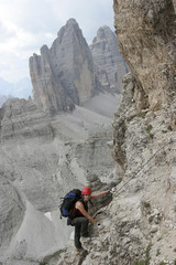 Frau am Klettersteig auf den Paternkofel, Sextener Dolomiten, im Hintergrund die Drei Zinnen