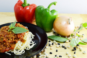 spaghetti white tomato suace
