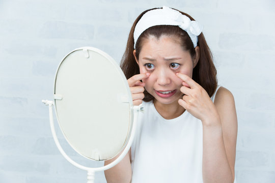 眼の充血を気にする女性