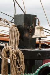 Cloche et cordage sur un voilier traditionnel