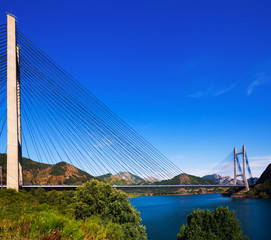 Obraz premium cable-stayed bridge over lake in mountains