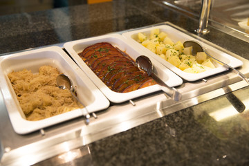 Sauerkraut mit Kartoffeln und Braten