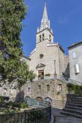 Fototapeta na wymiar Die Kirche im Ort Joyeuse, Frankreich