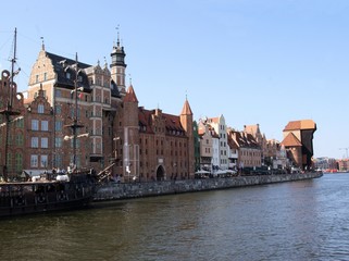 Fototapeta na wymiar promenade of Motlawa river and buildings in Gdansk