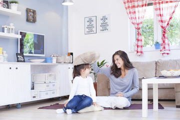Obraz na płótnie Canvas Mom and daughter in the living room