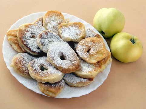 scrambled pancakes with aples and sugar 