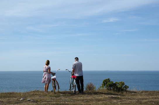 Couple with bikes at the coast