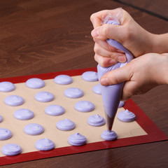 the process of applying for a macaroon dough on silicone mat