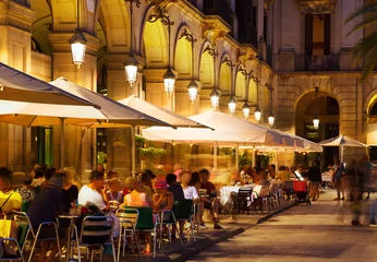 Gordijnen restaurants op Plaça Reial in de nacht. Barcelona © JackF