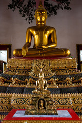 Zwei Buddhastatuen in Thailand. Bangkock, Wat Pho