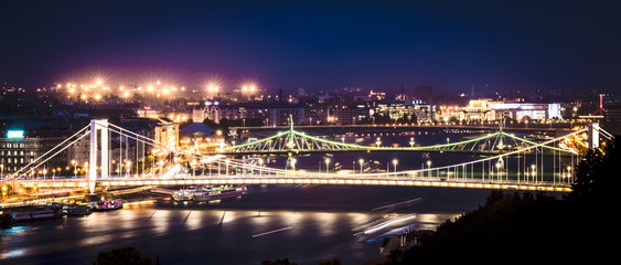 Fototapeta na wymiar night view on Danube