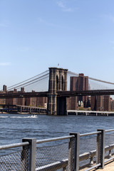 New York City - Blick auf den Eastriver und die Brooklyn Bridge
