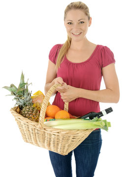 Kunde mit Einkaufskorb beim Shoppen und Einkaufen in Supermarkt, Markt oder Discounter