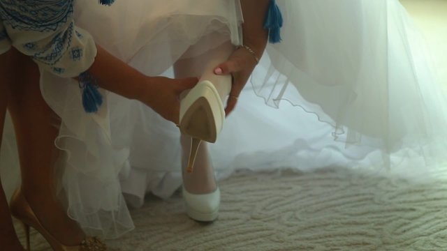 Mom puts on shoe bride wedding