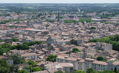 Fototapeta na wymiar Nîmes vue du ciel