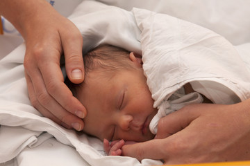 Fototapeta Schlafendes neugeborenes Baby obraz