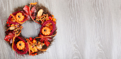 Herbstkranz als Dekoration zum Herbst mit Textfreiraum und Copy Space als Flyer oder Karte