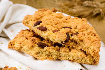 Torta con farina gialla, mandorle e nocciole
