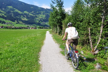 Fototapeta premium Radfahrer auf dem Zillertal Radweg in Österreich