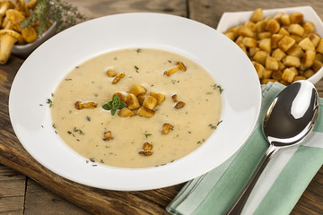 Hausgemachte Waldpilzcremesuppe mit frischen Pfifferlingen