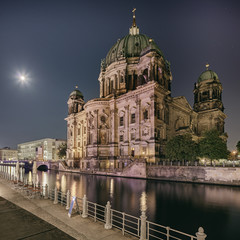 Fototapeta na wymiar Berliner Dome Cathedral at night