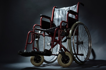 Rollstuhl als Hilfe für Menschen - behindert, gehbehindert, gelähmt