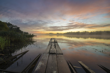 Pomost wędkarski nad rzeką o świcie