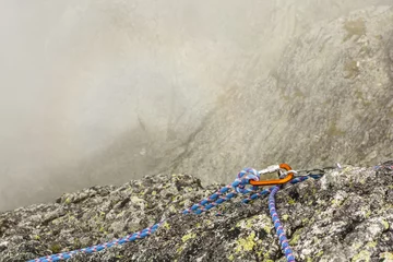 Photo sur Plexiglas Alpinisme Self-arrest on a anchor in the mountains