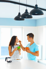 Obraz premium Couple in love having breakfast