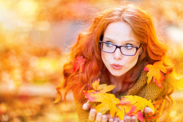 Frau mit Blättern im Herbst