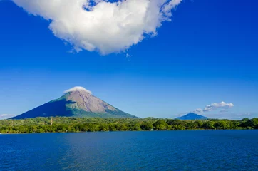 Gordijnen Eiland Ometepe met vulkaan in Nicaragua © Simon Dannhauer